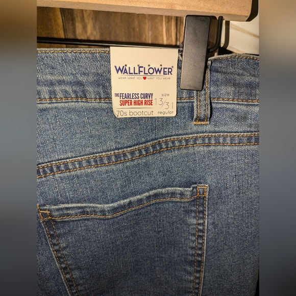 NWT Wallflower Curvy High Rise Bootcut Jeans. Size 13/31 - Picture 3 of 7